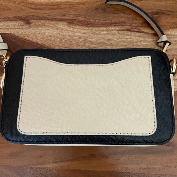 Marc Jacobs Cream Crossbody Bag with Gold Accent - Picture 3 of 8